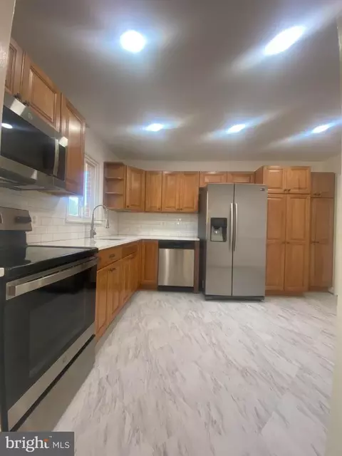 Entry Way - 2209 Mark Ct, Silver Spring, MD 20910 photo 1 of 9