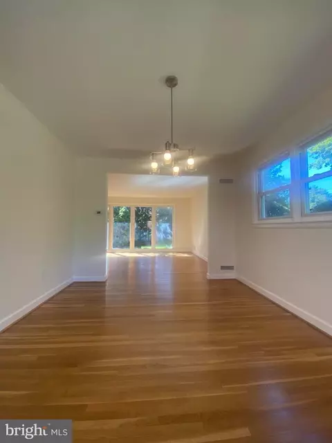 Living - 2209 Mark Ct, Silver Spring, MD 20910 photo 1 of 6