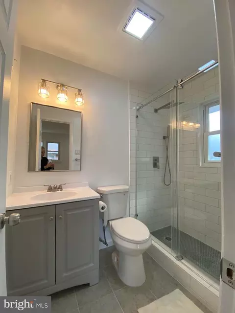 Bath - 2209 Mark Ct, Silver Spring, MD 20910 photo 2 of 5