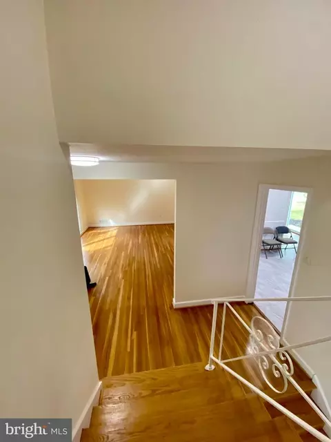 Entry Way - 2209 Mark Ct, Silver Spring, MD 20910 photo 2 of 9