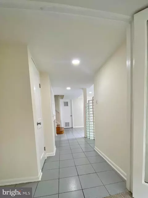 Entry Way - 2209 Mark Ct, Silver Spring, MD 20910 photo 5 of 9