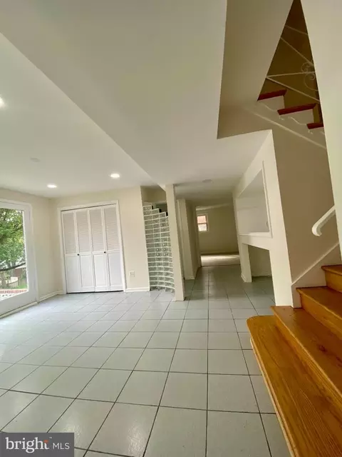 Living - 2209 Mark Ct, Silver Spring, MD 20910 photo 4 of 6
