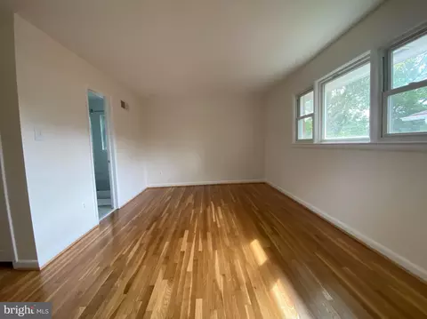 Living - 2209 Mark Ct, Silver Spring, MD 20910 photo 3 of 6