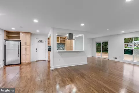 Living - 1402 Mullins St, Silver Spring, MD 20904 photo 3 of 9