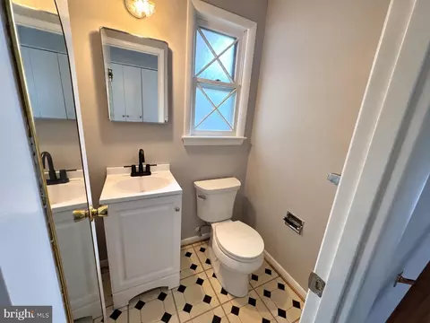 Bath - 900 Lamberton Dr, Silver Spring, MD 20902 photo 1 of 5
