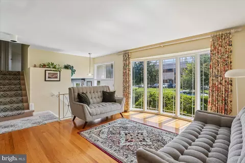 5815 Folkstone Rd, Bethesda, MD 20817