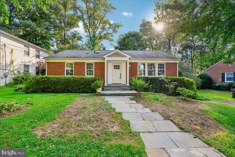 627 Crocus Dr, Rockville, MD 20850