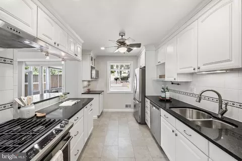 Kitchen - 838 Loxford Ter, Silver Spring, MD 20901 photo 2 of 5