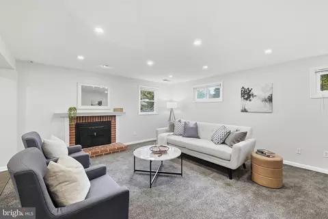 Living - 838 Loxford Ter, Silver Spring, MD 20901 photo 9 of 10