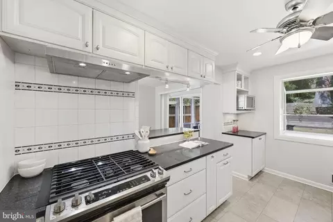 Kitchen - 838 Loxford Ter, Silver Spring, MD 20901 photo 3 of 5