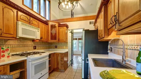 1224 Simmons Dr, Rockville, MD 20851