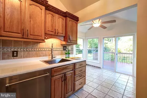 1224 Simmons Dr, Rockville, MD 20851