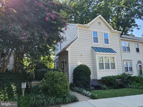 2 Waterside Ct, Germantown, MD 20874