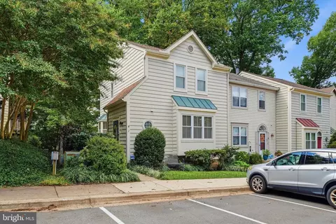 2 Waterside Ct, Germantown, MD 20874