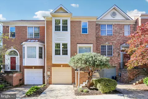 4 Carriage Walk Ct, Gaithersburg, MD 20879