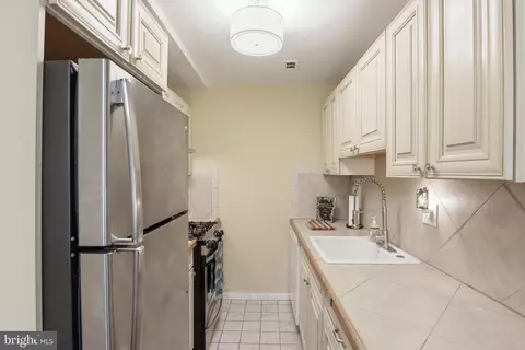 Kitchen - 8910 16th St #8910, Silver Spring, MD 20910 photo 2 of 3