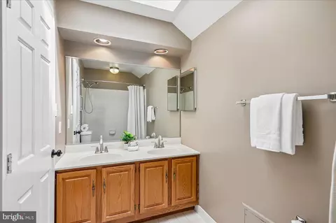 Bath - 212 Bristol Downs Dr, Gaithersburg, MD 20877 photo 2 of 7