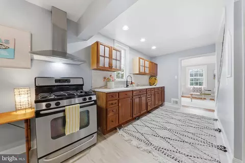 Entry Way - 2812 Lindell St, Silver Spring, MD 20902 photo 2 of 6