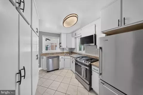 Entry Way - 2712 Newton St, Silver Spring, MD 20902 photo 3 of 11