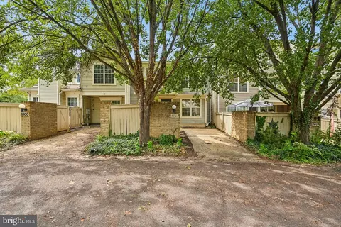 8802 Sturbridge Pl, Gaithersburg, MD 20886