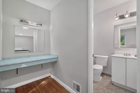 Bath - 405 Winterthur Ct, Silver Spring, MD 20904 photo 2 of 5