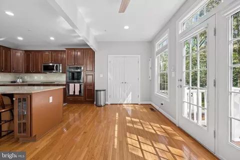 Entry Way - 1749 Chiswick Ct, Silver Spring, MD 20904 photo 5 of 13
