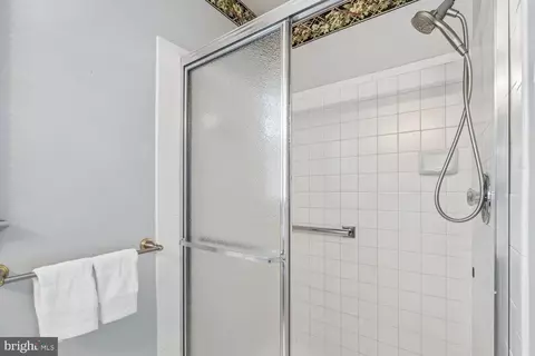 Bath - 21 Yeatman Ct, Silver Spring, MD 20902 photo 4 of 6