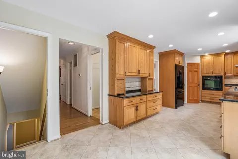 Entry Way - 21 Yeatman Ct, Silver Spring, MD 20902 photo 3 of 9