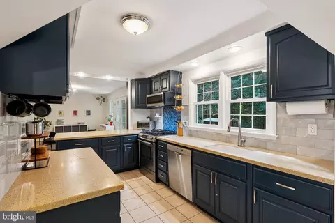 Kitchen - 1432 Crestridge Dr, Silver Spring, MD 20910 photo 6 of 7