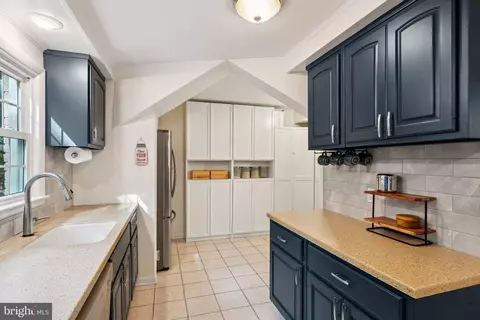Kitchen - 1432 Crestridge Dr, Silver Spring, MD 20910 photo 5 of 7