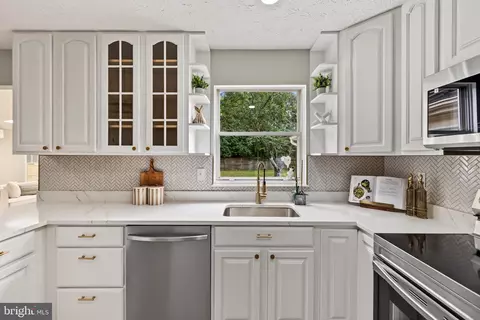Kitchen - 11624 Paramus Dr, North Potomac, MD 20878 photo 2 of 6