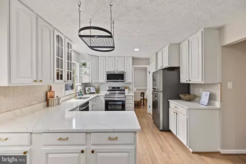 Kitchen - 11624 Paramus Dr, North Potomac, MD 20878 photo 5 of 6