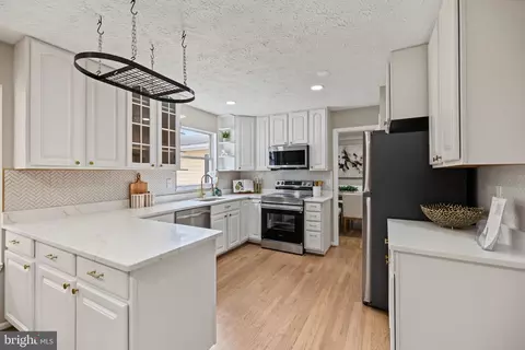 Kitchen - 11624 Paramus Dr, North Potomac, MD 20878 photo 3 of 6
