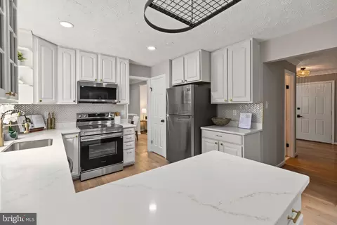 Kitchen - 11624 Paramus Dr, North Potomac, MD 20878 photo 4 of 6