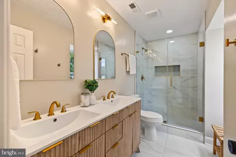 Bath - 11624 Paramus Dr, North Potomac, MD 20878 photo 4 of 8
