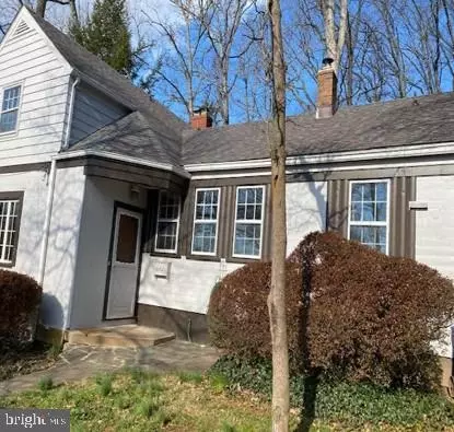 6821 Barr Rd, Bethesda, MD 20816