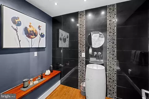 Bath - 10514 Unity Ln, Potomac, MD 20854 photo 7 of 8