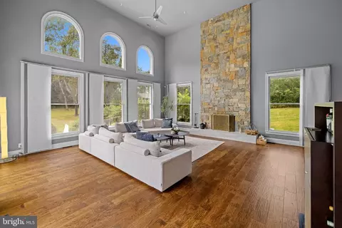 Living - 10514 Unity Ln, Potomac, MD 20854 photo 2 of 7