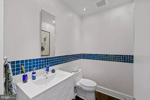 Bath - 10514 Unity Ln, Potomac, MD 20854 photo 1 of 8