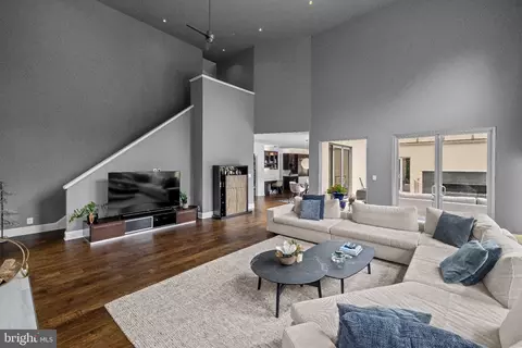 Living - 10514 Unity Ln, Potomac, MD 20854 photo 3 of 7