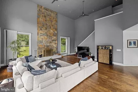 Living - 10514 Unity Ln, Potomac, MD 20854 photo 4 of 7