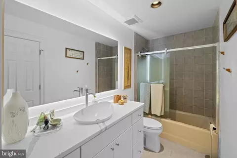Bath - 10514 Unity Ln, Potomac, MD 20854 photo 2 of 8