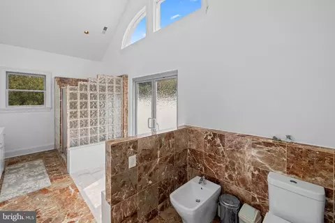 Bath - 10514 Unity Ln, Potomac, MD 20854 photo 4 of 8