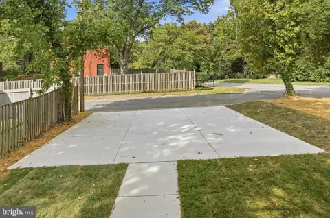 Exterior - 9424 Colesville Rd, Silver Spring, MD 20901 photo 3 of 6