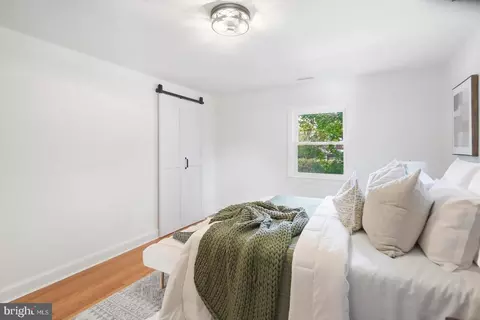Bedroom - 9424 Colesville Rd, Silver Spring, MD 20901 photo 2 of 7