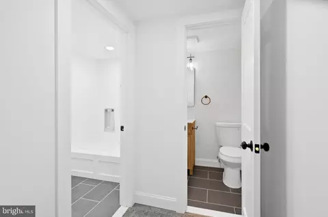 Entry Way - 9424 Colesville Rd, Silver Spring, MD 20901 photo 9 of 9