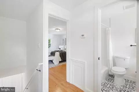 Entry Way - 9424 Colesville Rd, Silver Spring, MD 20901 photo 7 of 9
