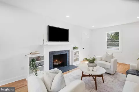Living - 9424 Colesville Rd, Silver Spring, MD 20901 photo 1 of 2