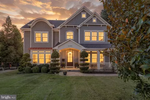 10205 Farnham Dr, Bethesda, MD 20814