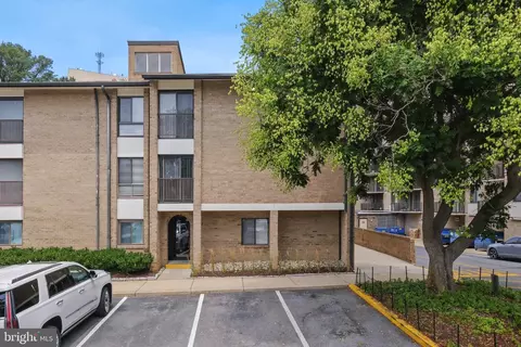 114 Monroe St #114-10, Rockville, MD 20850